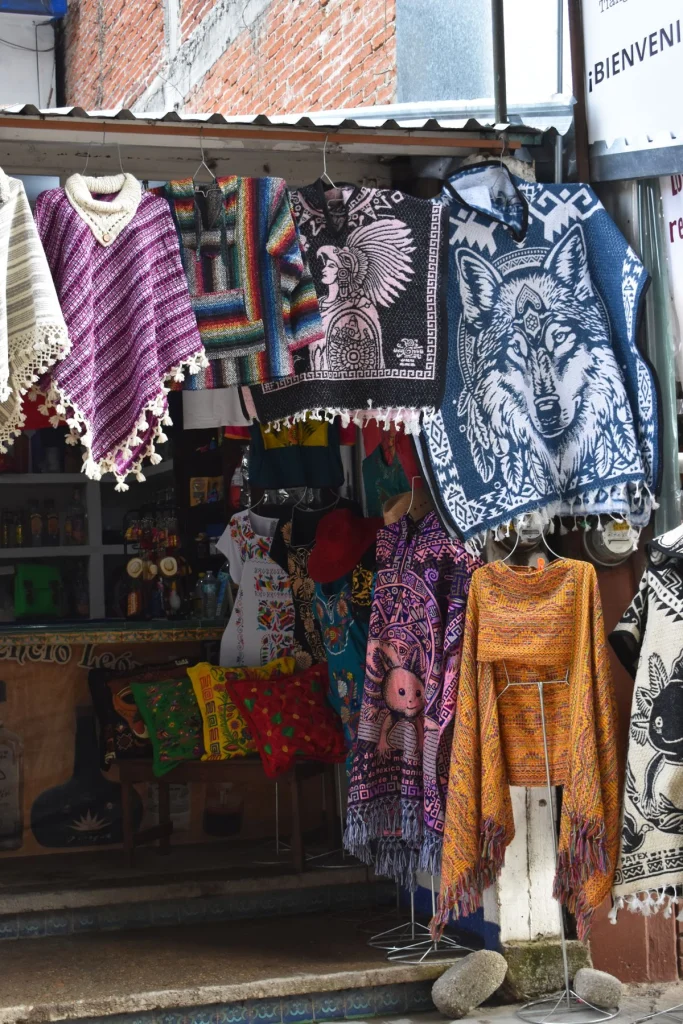 Textiles y artesanías mexicanas en un mercado